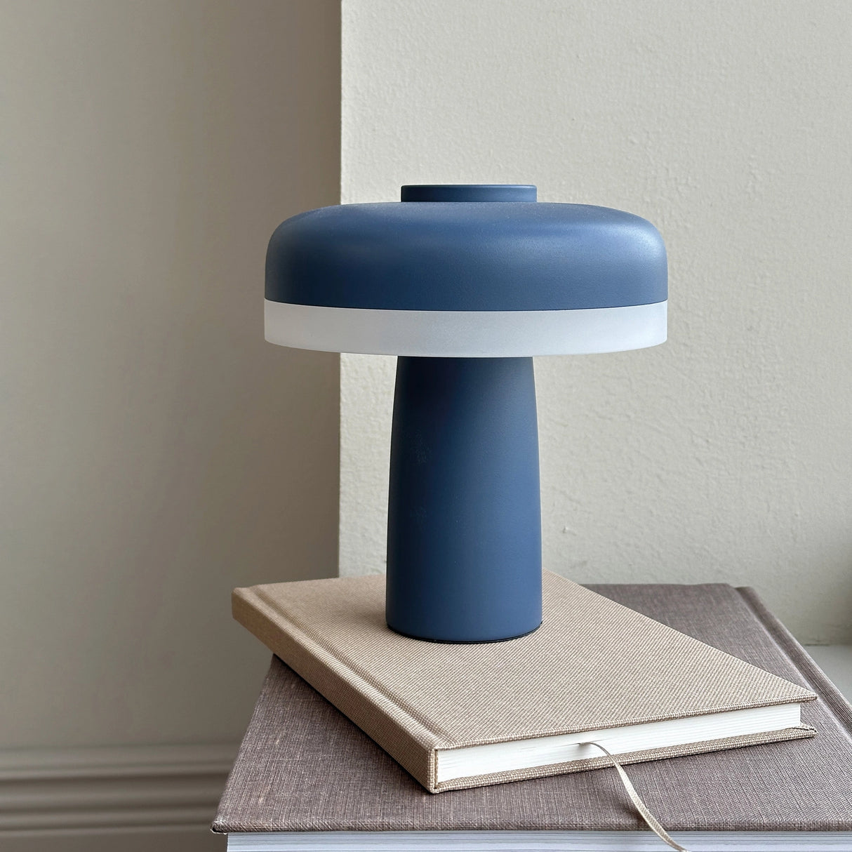Dyberg Larsen ladattava LED pöytävalaisin Porter, laivastonsininen, 16 cm